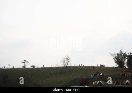 Reisende thai Menschen reisen mit Camping und Ruhe in der Hütte oben am Berg Doi samer Dao und Pha Hua in Sri nan Nationalpark in der Provinz Nan singen Stockfoto