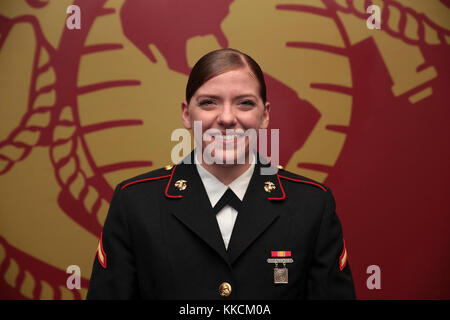 Us Marine Corps Pfc. Madeline Douglas posiert für ein Foto an November 21, 2017, Marine Corps Recruiting Umspannwerk in Saratoga Springs Saratoga Springs, New York, Douglas Nov. 17 nach mehr als drei Monaten erholen bei weiblichen Rehabilitation Platoon bei Marine Corps Recruit Depot Parris Island, S.C. graduierte Stockfoto