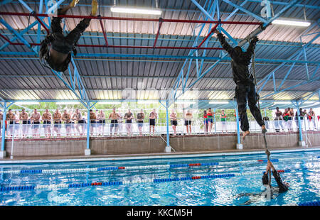 Die französische Marine 5 Übersee Interarms Regiment, Dschibuti, Klettern und über ein Hindernis bei einer französischen Desert Commando Kurs Präqualifikation Bewertung an der Montclair, Dschibuti, Nov. 22, 2017. Die anderen Marines und US Army National Guard Soldaten zum 3. Bataillon zugeordnet, 144 Infanterie Regiment, Task Force Bajonett, Camp Lemonnier, Dschibuti, beobachtete, wie jedes Team aus drei bis fünf Mitgliedern durch das Wasser Bewertung ging. Jeder service Mitglied hatte alle Wasser zu vervollständigen Hindernisse, um in den beiden konkurrieren - Woche Französisch Desert Commando Kurs, der Inc. Stockfoto