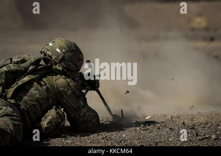 Us-Armee Soldaten mit 3 Platoon, Schlacht Unternehmen, 1-32 Infanterie, 1. Brigade Combat Team, 10 Mountain Division zugeordnet Combined Joint Task Force-Horn von Afrikas (CJTF-HOA) East African Response Force (EVFF), führen Sie eine Reihe von Team stress schießt und Unterstützung durch Feuer Übungen in Dschibuti, Afrika, 22. November 2017. Die Übungen verbessert die Fähigkeit des Teams zu Krisen in Ihrem Betrieb zu reagieren als Teil der Evff. Der Zweck der Evff ist zu schnell anpassbaren Pakete von Kräften bieten die amerikanischen Interessen auf dem afrikanischen Kontinent zu schützen, sollten alle Bedrohungen ergeben. (U. Stockfoto