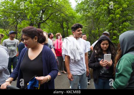 An einem regnerischen Tag im Yosemite National Park, Yosemite Valley, Kalifornien, versammeln sich Touristen am Fuße der Bridal Veil Falls, 2016. Stockfoto
