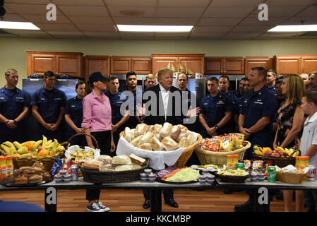 Präsident Donald Trump und First Lady Melania Trump sprechen Sie mit der Crew der Coast Guard Station See wert Einlass, Donnerstag, November 23, 2017. Trump und die erste Dame bildete ein Aussehen am Bahnhof ihre Unterstützung für die Küstenwache während des Thanksgiving Saison zu zeigen. Coast Guard Foto von Petty Officer Third Class Brandon Murray. Stockfoto