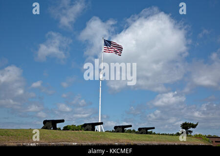 Kn-00955-00... North Carolina - Kanonen auf der Oberseite des historischen Fort Macon auf einer vorgelagerten Insel nördlich von Atlantic Beach im Fort Macon State Park. Stockfoto