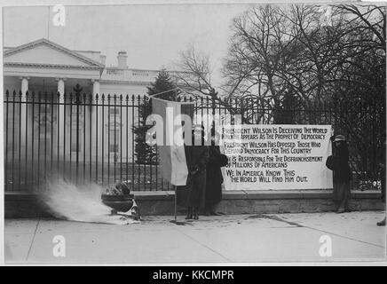 Suffragettes Lagerfeuer und Plakate im Weißen Haus, Washington, District of Columbia. Mit freundlicher Genehmigung von National Archives. 1917. Stockfoto