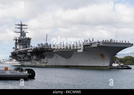 PEARL HARBOR (25. November 2017) der US-amerikanische Flugzeugträger USS Nimitz erreicht die Joint Base Pearl Harbor-Hickam. Die Nimitz und ihre Streikgruppe kehren von einem regelmäßig geplanten Einsatz in den Arabischen Golf zurück, um die Operation inhärent Resolve zu unterstützen. Nimitz Strike Group ist Teil der 3. US-Flotte, die die Seestreitkräfte im Pazifik führt und die realistische, relevante Ausbildung bietet, die für eine effektive globale Marine notwendig ist. Die 3. US-Flotte koordiniert sich ständig mit der 7. US-Flotte, um Missionen auf der Grundlage ihrer komplementären Stärken zu planen und auszuführen, um den anhaltenden Frieden zu fördern Stockfoto