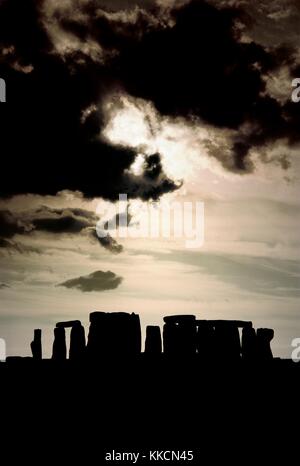 Prähistorische Monument Stonehenge Stone Circle steht auf Salisbury Plain, in der Nähe von Amesbury, Wiltshire, England. Stockfoto