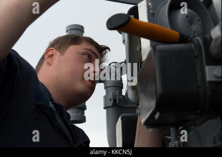 HOSOSHIMA, Japan (Nov 26, 2017) Interior Communications Elektriker 2nd Class Spencer Roy, aus Russel Springs, Ky., repariert einen Lautsprecher an Bord des Avenger-Class Minengegenmasseschiffs USS Chief (MCM 14). Chief nimmt an der jährlichen bilateralen Minenabwehrübung 3ja mit der japanischen Maritime Self Defense Force Teil, um die Kompetenz und Interoperabilität bei MCM-Operationen zu verbessern. (USA Navy Foto von Mass Communication Specialist 2nd Class Jordan Crouch/veröffentlicht) Stockfoto