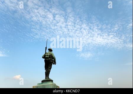 Krieg-Denkmal von WW1 1. Weltkrieg Infanterist im Stiftspark, Dorf von Evesham, Worcestershire, England Stockfoto