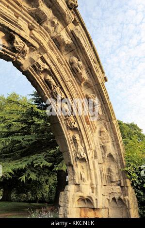 Abtei von Evesham, Worcestershire, England. 14 C mittelalterlichen geschnitzten Stein Eingangsbogen zwischen Kreuzgang und Kapitelsaal Stockfoto