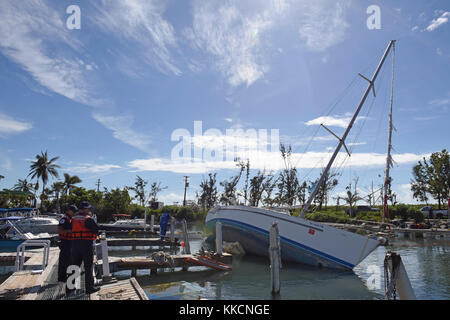 Küstenwache Monitor ein Schiff während der Bergungsarbeiten und Ausbauschritte in Ponce, Puerto Rico, Nov. 27, 2017. Die Maria ESF-10 PR Unified Command, bestehend aus der Abteilung der natürlichen und ökologischen Ressourcen, der U.S. Coast Guard, in Verbindung mit dem Puerto Rico Environmental Quality Control Board, Umweltschutz und der USA und Fish & Wildlife Service, reagiert auf Schiffe beschädigt werden, Vertriebene, in Wasser getaucht oder versunkenen. Teil des ESF-10 Mission ist es, den Schutz der sensiblen Lebensraum und bedrohte und gefährdete Arten von den Auswirkungen der Verschmutzung b Stockfoto