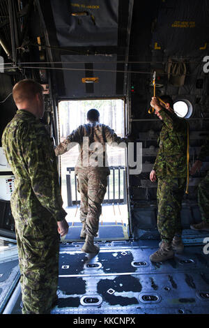 Us-Armee und der Kanadischen Armee Jumpmasters Praxis Aktionen im Flugzeug Training auf der C-130 Hercules Mock-up für die 20. jährlichen Randy über das Memorial Betrieb Spielzeug Drop on Nov. 28, 2017 in Fort Bragg, NC. Diese jumpmasters sind Teil des 20. jährlichen Randy Oler Memorial Betrieb Spielzeug fallen. In diesem Jahr neun Länder beteiligt sind und sie gehören; Kolumbien, Kanada, Lettland, Dänemark, den Niederlanden, Schweden, Italien, Deutschland und Polen. Betrieb Spielzeug Fallen, bewirtet durch die US-Armee die zivilen Angelegenheiten&amp; psychologische Operations Command (Airborne) und ist die größte kombinierte Betrieb co Stockfoto