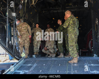 Us-Armee Jumpmasters weisen Sie die kanadische Armee Jumpmasters auf Luft in der C-130 Hercules Mock-up für die 20. jährlichen Randy über das Memorial Betrieb Spielzeug Drop am 28.November 2017 in Fort Bragg, NC. Diese jumpmasters sind Teil des 20. jährlichen Randy Oler Memorial Betrieb Spielzeug fallen. In diesem Jahr neun Länder beteiligt sind und sie gehören; Kolumbien, Kanada, Lettland, Dänemark, den Niederlanden, Schweden, Italien, Deutschland und Polen. Betrieb Spielzeug Fallen, bewirtet durch die US-Armee die zivilen Angelegenheiten&amp; psychologische Operations Command (Airborne) und ist die größte kombinierte Airborne Oper Stockfoto