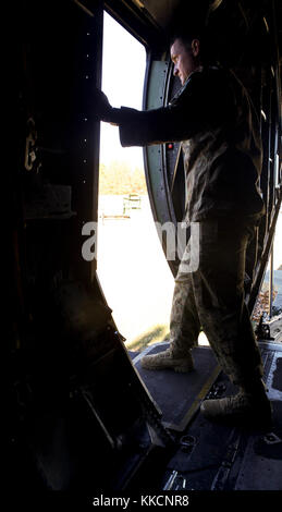 Us-Armee Jumpmaster, Staff Sgt. Ian Bennett, zum Fuchs Firma zugewiesen, 97. Zivile Angelegenheiten Battalion (Airborne), führt Aktionen im Flugzeug Ausbildung in der C-130 Hercules Mock-up für die 20. jährlichen Randy über das Memorial Betrieb Spielzeug Drop on Nov. 28, 2017 in Fort Bragg, NC. Diese jumpmasters sind Teil des 20. jährlichen Randy Oler Memorial Betrieb Spielzeug fallen. In diesem Jahr neun Länder beteiligt sind und sie gehören; Kolumbien, Kanada, Lettland, Dänemark, den Niederlanden, Schweden, Italien, Deutschland und Polen. Betrieb Spielzeug Fallen, bewirtet durch die US-Armee die zivilen Angelegenheiten&amp; psychologische Betrieb Stockfoto