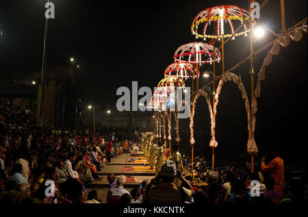 Eine Gruppe von jungen Priestern, die Ganga Aarti am Dashashwamedh Ghat durch den Fluss Ganges Stockfoto