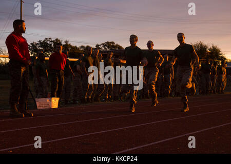 Us Marine Corps Rekruten mit Bravo Company, 1.BATAILLON, rekrutieren Training Regiment, laufen 880 Meter bei einer Bekämpfung der Fitness Test (CFT) auf Marine Corps Depot rekrutieren, Parris Island, S.C., 28.11.2017. Die CFT ist entworfen, um funktionelle Eignung zu operationellen Forderungen zu unterstreichen. (U.S. Marine Corps Foto von Lance Cpl. Colby Cooper/Freigegeben) Stockfoto