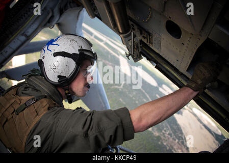 OCALA, Florida (Nov 28, 2017) Naval Air Crewman (Hubschrauber) 2nd Class Connor Murray aus Rhinebeck, New York, passt die Kommunikationseinstellungen an Bord eines MH-60S Sea Hawk an, der an das Hubschrauber Sea Combat Squadron 28 angeschlossen ist. Das amphibische Angriffsschiff Iwo Jima, Komponenten der Iwo Jima Amphibious Ready Group und der 26. Marine Expeditionary Unit, führen eine kombinierte Composite Training Unit Übung durch, die den Höhepunkt der Ausbildung für das Navy-Marine Corps Team darstellt und sie für den Einsatz zertifizieren wird. (USA Navy Foto von Mass Communication Specialist 2nd Class Andrew Murray/R Stockfoto