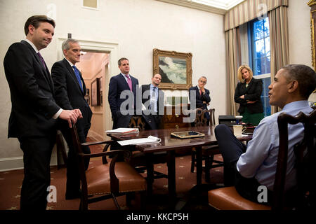 Us-Präsident Barack Obama trifft sich mit, von links, Pressesekretär josh Ernst; Stabschef Denis mcdonough, Senior Advisor dan Pfeiffer; Ben Rhodes, Deputy National Security Advisor für strategische Kommunikation; John Podesta, Berater des Präsidenten und Jennifer Palmieri, Director of Communications, im Oval Office private Esszimmer für eine cbs prep Gesicht der Nation Interview mit Bob Schieffer, sep. 7, 2014. (Offizielle weiße Haus Foto von Pete Souza) diese offiziellen Weißen Haus Foto verfügbar ist, nur für die Veröffentlichung von Nachrichten Organisationen und/oder für den persönlichen Gebrauch printin Stockfoto