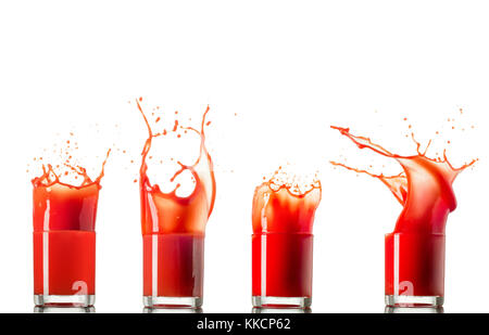 Satz von 4 Tomatensaft im Glas splash um großartige Wellen gemacht und dropsisolated auf weißem Hintergrund. Stockfoto