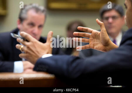 Us-Präsident Barack Obama trifft sich mit Beratern im Roosevelt Raum des Weißen Hauses, Dec. 18., 2013. Gegenüber dem Präsidenten sitzen National Economic Council Director gene Sperling, Links, und der Staatssekretär im Finanzministerium Jack Lew. (Offizielle weiße Haus Foto von Pete Souza) diese offiziellen Weißen Haus Foto steht zur Verfügung, die nur für die Veröffentlichung von Nachrichten Organisationen und/oder für den persönlichen Gebrauch drucken durch das Subjekt (s) des Fotos gemacht. Das Foto darf nicht in irgendeiner Weise manipuliert werden und dürfen nicht in kommerziellen oder politischen Materialien, Anzeigen, E-Mails, Produkte verwendet werden, Promotions, Stockfoto