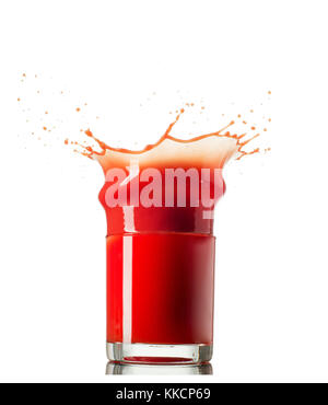 Tomatensaft splash um großartige Wellen und dropsisolated auf weißem Hintergrund. Stockfoto