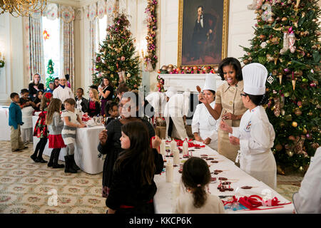 First Lady Michelle Obama ist von White House Executive Chef cris Comerford, rechts verbunden, und die Kinder der militärischen Familien für eine CRAFT-Projekt während der 2012 Urlaub Dekorationen drücken Sie auf Vorschau im Speisesaal des Weißen Hauses, sep. 28., 2012. (Offizielle weiße Haus Foto von Chuck Kennedy) Diese offizielle weiße Haus Foto steht zur Verfügung, die nur für die Veröffentlichung von Nachrichten Organisationen und/oder für den persönlichen Gebrauch drucken durch das Subjekt (s) des Fotos gemacht. Das Foto darf nicht in irgendeiner Weise manipuliert werden und dürfen nicht in kommerziellen oder politischen Materialien, Werbung verwendet werden, ema Stockfoto