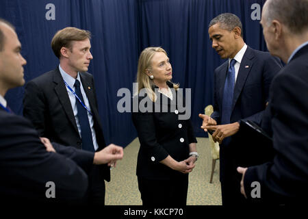 Präsident Barack Obama spricht mit US-Außenministerin Hillary Rodham Clinton über seine Entscheidung, sie in den Nahen Osten zu schicken, während die Teilnahme an der US-ASEAN-Gipfel in Phnom Penh, Kambodscha, sep. 20., 2012. Von links: Ben Rhodes, Deputy National Security Advisor für strategische Kommunikation; Jake Sullivan, stellvertretender Chef des Stabes, der Staatssekretär, und Nationaler Sicherheitsberater Tom Donilon. (Offizielle weiße Haus Foto von Pete Souza) diese offiziellen Weißen Haus Foto verfügbar ist, nur für die Veröffentlichung von Nachrichten Organisationen und/oder für den persönlichen Gebrauch drucken durch das Subjekt (s) Stockfoto