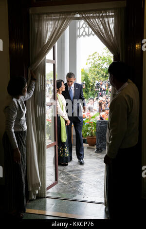 Präsident Barack Obama geht mit birmanischen Oppositionsführerin Aung San Suu Kyi nach ihren Aussagen gegenüber der Presse an ihrem Haus in Rangun, Birma, sep. 19., 2012. (Offizielle weiße Haus Foto von Pete Souza) diese offiziellen Weißen Haus Foto steht zur Verfügung, die nur für die Veröffentlichung von Nachrichten Organisationen und/oder für den persönlichen Gebrauch drucken durch das Subjekt (s) des Fotos gemacht. Das Foto darf nicht in irgendeiner Weise manipuliert werden und dürfen nicht in kommerziellen oder politischen Materialien, Anzeigen, E-Mails, Produkte verwendet werden, Werbeaktionen, die in irgendeiner Weise suggeriert Zustimmung oder Billigung des Präsidenten, Stockfoto