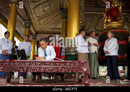 Präsident Barack Obama unterzeichnet ein Gästebuch bei einer Tour durch die Shwedagon-Pagode in Rangun, Birma, sep. 19., 2012. (Offizielle weiße Haus Foto von Pete Souza) diese offiziellen Weißen Haus Foto steht zur Verfügung, die nur für die Veröffentlichung von Nachrichten Organisationen und/oder für den persönlichen Gebrauch drucken durch das Subjekt (s) des Fotos gemacht. Das Foto darf nicht in irgendeiner Weise manipuliert werden und dürfen nicht in kommerziellen oder politischen Materialien, Anzeigen, E-Mails, Produkte verwendet werden, Werbeaktionen, die in irgendeiner Weise suggeriert Zustimmung oder Billigung des Präsidenten, des Ersten Familie, oder das Weiße Haus. Stockfoto