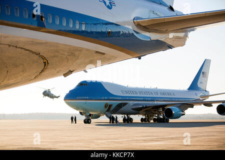 Us-Präsident Barack Obama kommt bei Joint Base Andrews, Md., an Bord der Marine One vor der Abreise für seine Reise nach Thailand, Burma und Kambodscha, sep. 17., 2012. (Offizielle weiße Haus Foto von lawrence Jackson) Diese offizielle weiße Haus Foto steht zur Verfügung, die nur für die Veröffentlichung von Nachrichten Organisationen und/oder für den persönlichen Gebrauch drucken durch das Subjekt (s) des Fotos gemacht. Das Foto darf nicht in irgendeiner Weise manipuliert werden und dürfen nicht in kommerziellen oder politischen Materialien, Anzeigen, E-Mails, Produkte verwendet werden, Werbeaktionen, die in irgendeiner Weise suggeriert Zustimmung oder Billigung des Präsidenten, Th Stockfoto