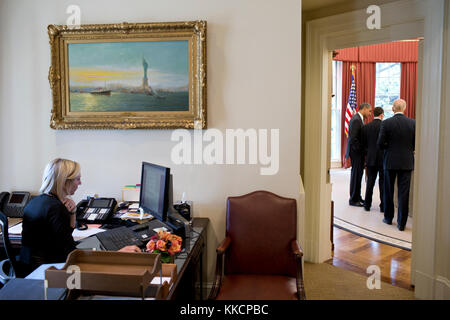 Präsident Barack Obama spricht mit Senior Advisor David Plouffe und Vizepräsident Joe Biden im Oval Office, sept. 14., 2012. Links, persönliche Sekretärin Anita Decker arbeitet an ihrem Schreibtisch in der äußeren Oval Office. (Offizielle weiße Haus Foto von Pete Souza) diese offiziellen Weißen Haus Foto steht zur Verfügung, die nur für die Veröffentlichung von Nachrichten Organisationen und/oder für den persönlichen Gebrauch drucken durch das Subjekt (s) des Fotos gemacht. Das Foto darf nicht in irgendeiner Weise manipuliert werden und dürfen nicht in kommerziellen oder politischen Materialien, Anzeigen, E-Mails, Produkte verwendet werden, Werbeaktionen, die in irgendeiner Weise s Stockfoto