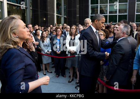 Präsident Barack Obama schüttelt Hände, nachdem eine staatliche Abteilung Angestellte in einem Innenhof im State Department in Washington, D.C., September. 12., 2012. Außenministerin Hillary Rodham Clinton steht auf der linken Seite. (Offizielle weiße Haus Foto von Pete Souza) diese offiziellen Weißen Haus Foto steht zur Verfügung, die nur für die Veröffentlichung von Nachrichten Organisationen und/oder für den persönlichen Gebrauch drucken durch das Subjekt (s) des Fotos gemacht. Das Foto darf nicht in irgendeiner Weise manipuliert werden und dürfen nicht in kommerziellen oder politischen Materialien, Anzeigen, E-Mails, Produkte verwendet werden, Werbeaktionen, die in irgendeiner Weise Stockfoto