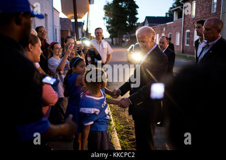 Sept. 8, 2012 Ich liebe den Scheinwerfer am Fahrzeug helfen dieser Rahmen genommen von David lienemann als Vizepräsident Joe grüßt Menschen außerhalb der Obama für Amerika Field Office in Chillicothe, Ohio zu Licht." (amtliche weiße Haus Foto von David lienemann) diese offiziellen Weißen Haus Foto wird nur für die Veröffentlichung von Nachrichten Organisationen und/oder für den persönlichen Gebrauch drucken durch das Subjekt (s) des Fotos zur Verfügung gestellt. Das Foto darf nicht in irgendeiner Weise manipuliert werden und dürfen nicht in kommerziellen oder politischen Materialien, Anzeigen, E-Mails, Produkte verwendet werden, Promotions, Stockfoto