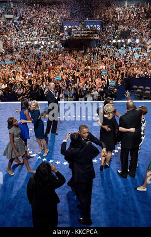 Sept. 6, 2012 'chuck Kennedy gemacht dieses Overhead shot als Obama und Biden Familien zusammen auf der Bühne trat nach der Rede des Präsidenten bei der Democratic National Convention in Charlotte." (Offizielle weiße Haus Foto von Chuck Kennedy) Stockfoto