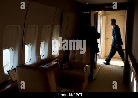 Präsident Barack Obama disembarks Air Force One bei Ankunft am Joint Base Andrews, Md., Aug. 18., 2012. (Offizielle weiße Haus Foto von Pete Souza) diese offiziellen Weißen Haus Foto steht zur Verfügung, die nur für die Veröffentlichung von Nachrichten Organisationen und/oder für den persönlichen Gebrauch drucken durch das Subjekt (s) des Fotos gemacht. Das Foto darf nicht in irgendeiner Weise manipuliert werden und dürfen nicht in kommerziellen oder politischen Materialien, Anzeigen, E-Mails, Produkte verwendet werden, Werbeaktionen, die in irgendeiner Weise suggeriert Zustimmung oder Billigung des Präsidenten, des Ersten Familie, oder das Weiße Haus. Stockfoto