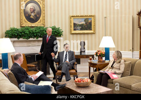 Vizepräsident Joe Biden kommt für ein Treffen mit Präsident Barack Obama, US-Außenministerin Hillary Rodham Clinton, und dem nationalen Sicherheitsberater Tom Donilon im Oval Office, 18. Juli 2012. (Offizielle weiße Haus Foto von Pete Souza) diese offiziellen Weißen Haus Foto steht zur Verfügung, die nur für die Veröffentlichung von Nachrichten Organisationen und/oder für den persönlichen Gebrauch drucken durch das Subjekt (s) des Fotos gemacht. Das Foto darf nicht in irgendeiner Weise manipuliert werden und dürfen nicht in kommerziellen oder politischen Materialien, Anzeigen, E-Mails, Produkte verwendet werden, Werbeaktionen, die in irgendeiner Weise Zustimmung schlägt vor Stockfoto