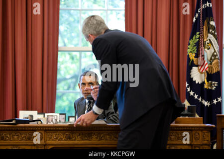 Präsident Barack Obama betrachtet den stellvertretenden nationalen Sicherheitsberater Denis McDonough während eines Telefonats mit dem russischen Präsidenten Wladimir Putin im Oval Office am 18. Juli 2012. (Offizielles Foto des Weißen Hauses von Pete Souza) dieses offizielle Foto des Weißen Hauses wird nur für die Veröffentlichung durch Nachrichtenorganisationen und/oder für den persönlichen Gebrauch durch den/die Gegenstand(e) des Fotos zur Verfügung gestellt. Das Foto darf in keiner Weise manipuliert und nicht in kommerziellen oder politischen Materialien, Anzeigen, E-Mails, Produkten oder Werbeaktionen verwendet werden, die auf irgendeine Weise eine Genehmigung oder Billigung des s vermuten lassen Stockfoto