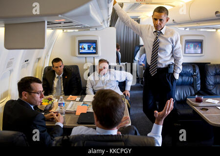 Präsident Barack Obama hört Sen. Mark Warner, d-va., an Bord der Air Force One auf einem Flug nach Norfolk, Va., 13. Juli 2012. Sitzen, von links, sind: Senior Advisor David Plouffe, Jon Favreau, Direktor der speechwriting; und ehemaliger Gouverneur von Virginia, Tim Kaine. (Offizielle weiße Haus Foto von Pete Souza) diese offiziellen Weißen Haus Foto steht zur Verfügung, die nur für die Veröffentlichung von Nachrichten Organisationen und/oder für den persönlichen Gebrauch drucken durch das Subjekt (s) des Fotos gemacht. Das Foto darf nicht in irgendeiner Weise manipuliert werden und dürfen nicht in kommerziellen oder politischen Materialien verwendet werden, Werbung Stockfoto