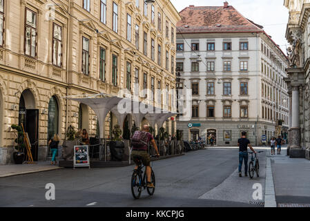 Graz, Österreich - 11 August 2017: Radfahrer auf der Straße in Graz. Stockfoto