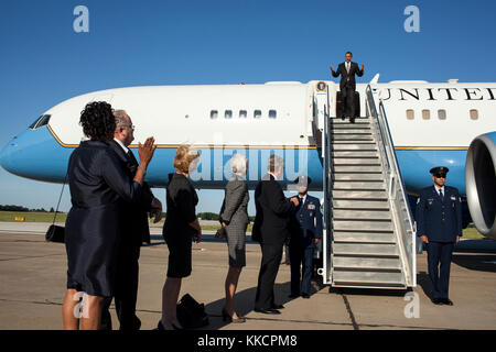 Präsident Barack Obama disembarks Air Force One nach seiner Ankunft an Joplin Regional Airport in Joplin, MO., 21. Mai 2012. (Offizielle weiße Haus Foto von Pete Souza) diese offiziellen Weißen Haus Foto steht zur Verfügung, die nur für die Veröffentlichung von Nachrichten Organisationen und/oder für den persönlichen Gebrauch drucken durch das Subjekt (s) des Fotos gemacht. Das Foto darf nicht in irgendeiner Weise manipuliert werden und dürfen nicht in kommerziellen oder politischen Materialien, Anzeigen, E-Mails, Produkte verwendet werden, Werbeaktionen, die in irgendeiner Weise suggeriert Zustimmung oder Billigung des Präsidenten, des Ersten Familie, oder das Weiße Haus. Stockfoto