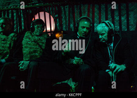 Präsident Barack Obama spricht mit Botschafter Ryan Crocker an Bord marine One auf dem Weg in die afghanische Präsidentenpalast in Kabul, Afghanistan, 1. Mai 2012. sitzen an der Seite des Präsidenten, von links, Deputy National Security Advisor Denis mcdonough und Stabschef Jack Lew. (Offizielle weiße Haus Foto von Pete Souza) diese offiziellen Weißen Haus Foto steht zur Verfügung, die nur für die Veröffentlichung von Nachrichten Organisationen und/oder für den persönlichen Gebrauch drucken durch das Subjekt (s) des Fotos gemacht. Das Foto darf nicht in irgendeiner Weise manipuliert werden und dürfen nicht in kommerziellen oder politischen Material verwendet werden. Stockfoto