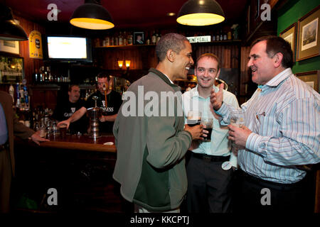 Us-Präsident Barack Obama besucht die Dubliner, ein Irish Pub in Washington, D.C., mit seinem irischen Cousin henry Healy, Mitte, und Ollie Hayes, ein Pub Besitzer in moneygall, Irland, rechts, am St. Patrick's Day, Samstag, März 17, 2012. Stockfoto