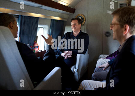 Us-Präsident Barack Obama Gespräche mit Premierminister David Cameron des Vereinigten Königreichs an Bord marine One en Route zu Joint Base Andrews, Md., bevor er nach Dayton, Ohio, 13. März 2012. Stockfoto