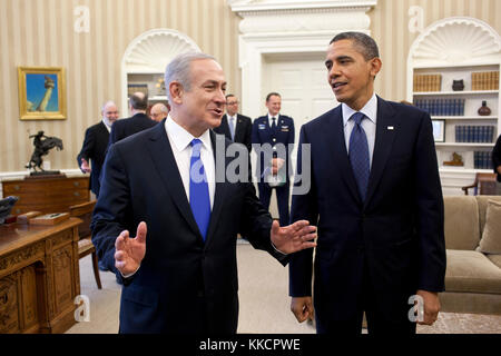 Präsident Barack Obama und Premierminister Benjamin Netanjahu Israels sprechen, bevor ihre bilateralen Gespräch im Oval Office, 5. März 2012. Stockfoto