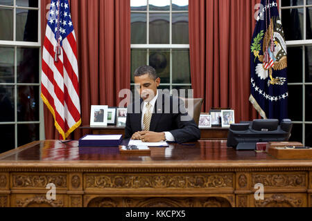 Präsident Barack Obama unterzeichnet h.r. 3630 - Mittelklasse Steuererleichterungen und Job Creation Act von 2012 im Oval Office, Feb. 22., 2012. Stockfoto