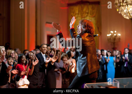 Mick Jagger "ich kann nicht verlieren" während der "in der Leistung im Weißen Haus: Rot, Weiß und Blau" Konzert im East Room des Weißen Hauses, Feb. 21., 2012. (Offizielle weiße Haus Foto von Pete Souza) diese offiziellen Weißen Haus Foto steht zur Verfügung, die nur für die Veröffentlichung von Nachrichten Organisationen und/oder für den persönlichen Gebrauch drucken durch das Subjekt (s) des Fotos gemacht. Das Foto darf nicht in irgendeiner Weise manipuliert werden und dürfen nicht in kommerziellen oder politischen Materialien, Anzeigen, E-Mails, Produkte verwendet werden, Werbeaktionen, die in irgendeiner Weise schlägt vor Genehmigung oder Befürwortung der Stockfoto