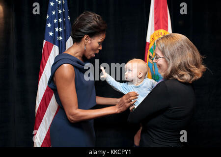 Ein Kind erreicht die First Lady Michelle Obama vor einem Glauben und Gemeinschaft Gruppen den Weg in Northland, eine Kirche verteilt, in Longwood, Fla., Feb. 11., 2012. Der Fall wurde zur Feier des zweiten Jahrestages des "Lasst uns gehen!" Initiative. Stockfoto