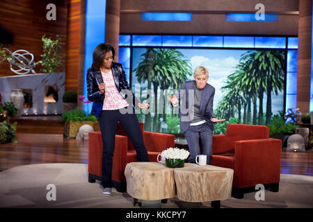 First Lady Michelle Obama und Ellen Degeneres Tanz während einem Aufnehmen der "Ellen Degeneres show" markiert den zweiten Jahrestag der "Let's Move!" Initiative, in Burbank, Calif., Feb. 1, 2012. Stockfoto