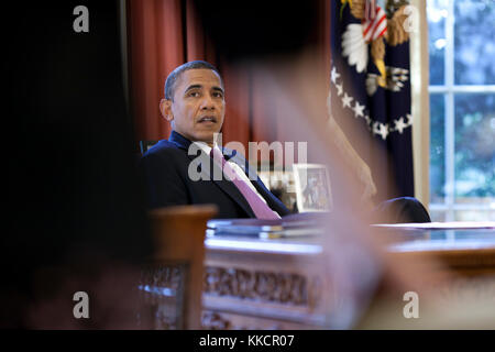 Präsident Barack Obama spricht mit White house counsel Kathryn Ruemmler im Oval Office, jan. 18., 2012. Stockfoto