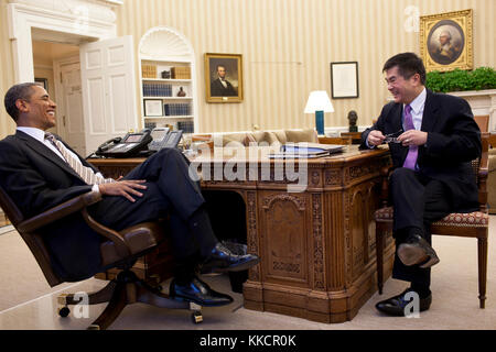 Us-Präsident Barack Obama trifft sich mit Gary Locke, US-Botschafter in China, im Oval Office, jan. 17., 2012. Stockfoto