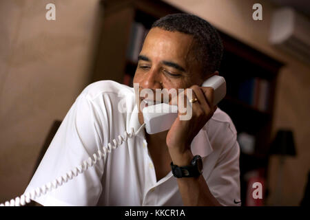 Präsident Barack Obama macht Telefonieren 10 American Servicemembers rund um die Welt von seiner Wohnung in Kailua, Hawaii stationiert, Dec. 24., 2011. Stockfoto